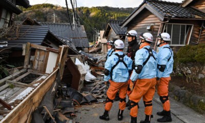 Bomberos inspeccionan casas de madera colapsadas en Wajima, el 2 de enero de 2024, tras el terremoto que azotó la prefectura japonesa de Ishikawa. Foto: AFP.