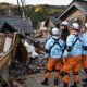 Bomberos inspeccionan casas de madera colapsadas en Wajima, el 2 de enero de 2024, tras el terremoto que azotó la prefectura japonesa de Ishikawa. Foto: AFP.