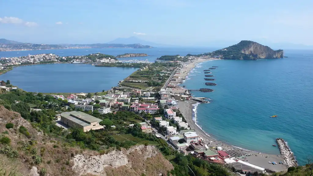 Vista del lugar donde estuvo el antiguo puerto de Misenum, base de la flota romana. Cortesía