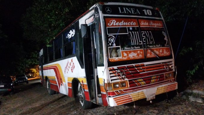 El omnibus donde se desplazaban los adherentes del Decano. Foto: Policía Nacional.