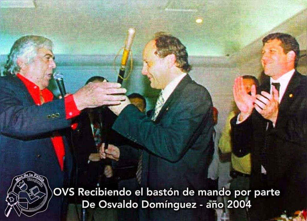 Oscar Vicente Scavone recibiendo el bastón de mando por parte de Osvaldo Domínguez Dibb. Foto: Archivo del autor.