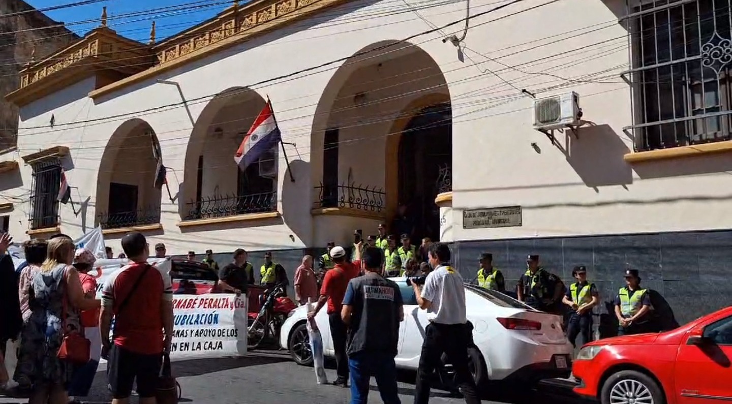 Protesta de jubilados de la Caja Municipal. Foto: Radio 1.000.