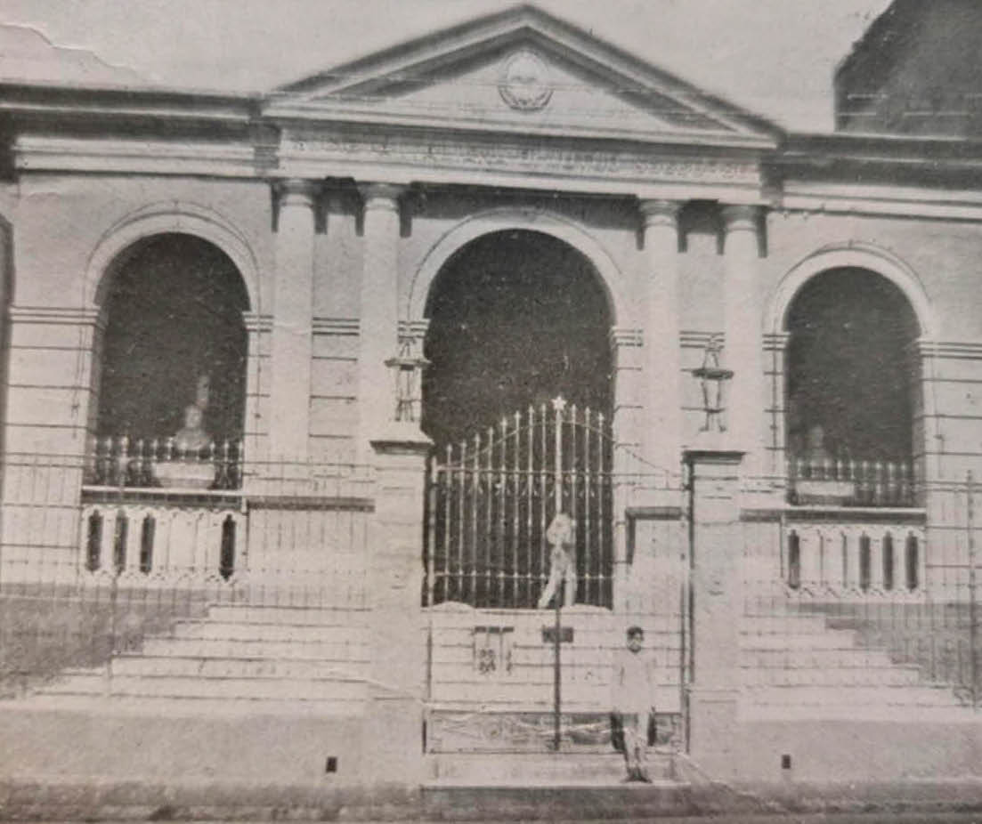 Sede de la Sociedad Italiana, donde se realizó la Asamblea Fundacional. Álbum Gráfico de la República del Paraguay de Monte Domecq. 