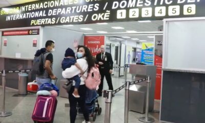 Momento en que la familia se despide del país. Foto: Captura.