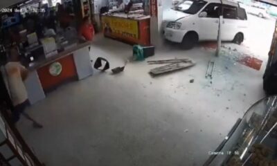 Un automóvil embistió contra el blíndex de un supermercado. Foto: Captura.