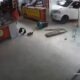 Un automóvil embistió contra el blíndex de un supermercado. Foto: Captura.