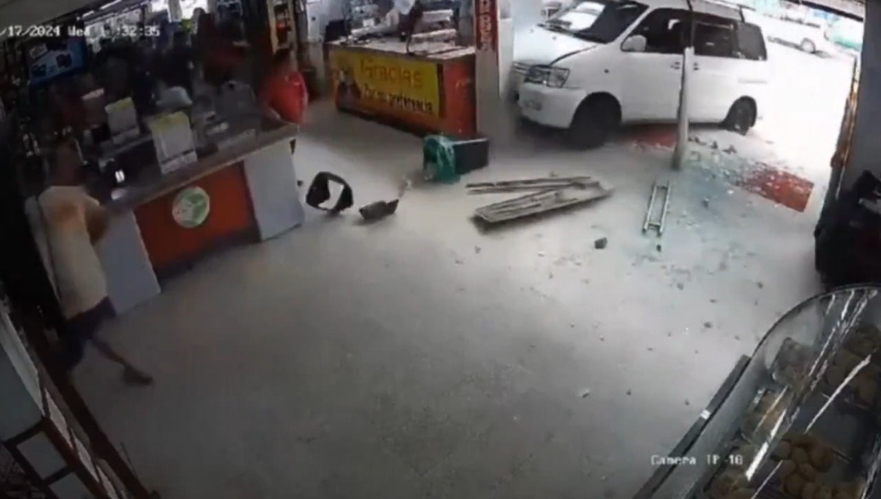 Un automóvil embistió contra el blíndex de un supermercado. Foto: Captura.