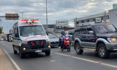 Ambulancia es uno de los vehículos permitidos a circular por el carril único de buses. Foto: MOPC.