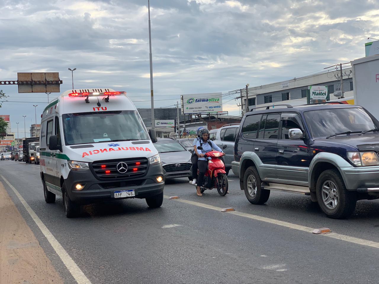 Ambulancia es uno de los vehículos permitidos a circular por el carril único de buses. Foto: MOPC.