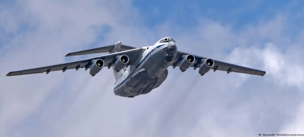 El Il-76 es un avión de transporte militar diseñado para transportar tropas, carga, equipo militar y armas. Foto: DW.