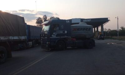 Más de 60 camiones se encuentran varados en Bolivia, ya que las estaciones de servicio se niegan a vender combustible a los camioneros con matrícula paraguaya. Foto: Radio Ñandutí.