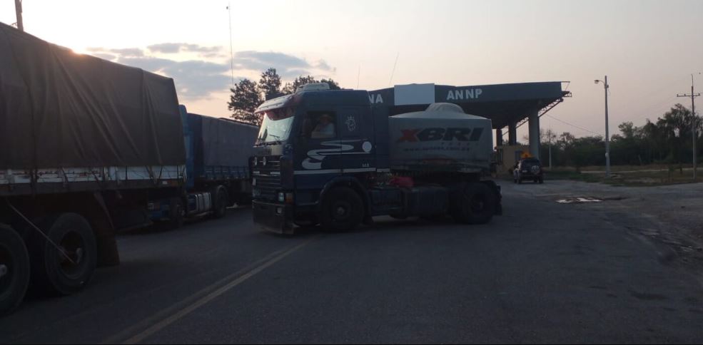 Más de 60 camiones se encuentran varados en Bolivia, ya que las estaciones de servicio se niegan a vender combustible a los camioneros con matrícula paraguaya. Foto: Radio Ñandutí.