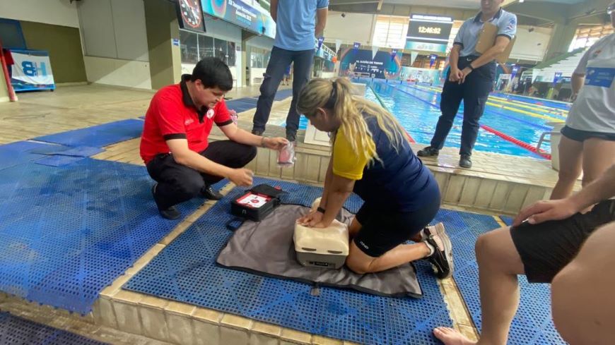 Capacitan a instructores de natación en uso de desfibriladores y RCP. Foto: MSP BS.