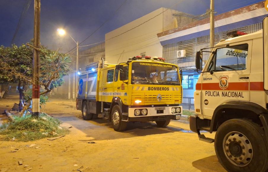 Carros hidrantes frente al penal de Tacumbú. Foto: Radio Ñandutí.