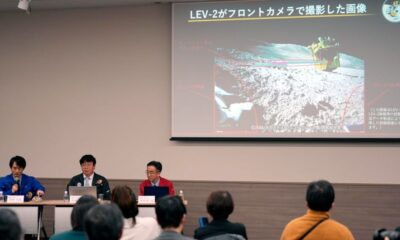 Trabajadores de JAXA presentan una fotografía de SLIM (Smart Lander for Investigating Moon) en la superficie de la Luna. Foto: El País.