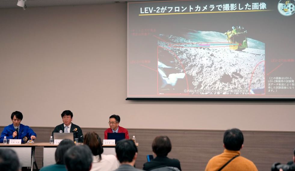 Trabajadores de JAXA presentan una fotografía de SLIM (Smart Lander for Investigating Moon) en la superficie de la Luna. Foto: El País.