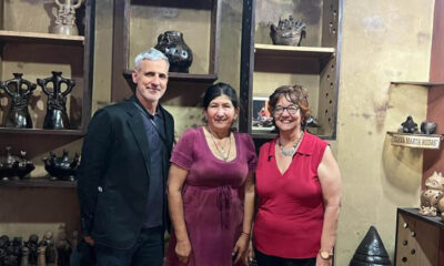 Adriano Pedrosa, Julia Isídrez y la galerista Verónica Torres durante la visita del curador al taller de la artista en Itá. Cortesía