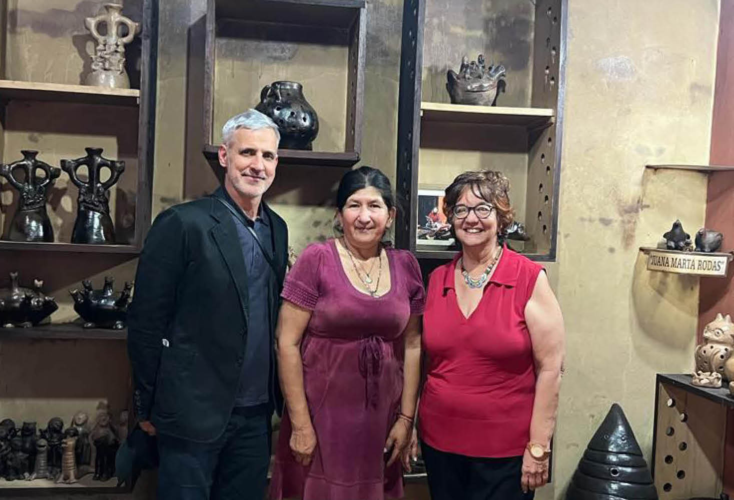 Adriano Pedrosa, Julia Isídrez y la galerista Verónica Torres durante la visita del curador al taller de la artista en Itá. Cortesía