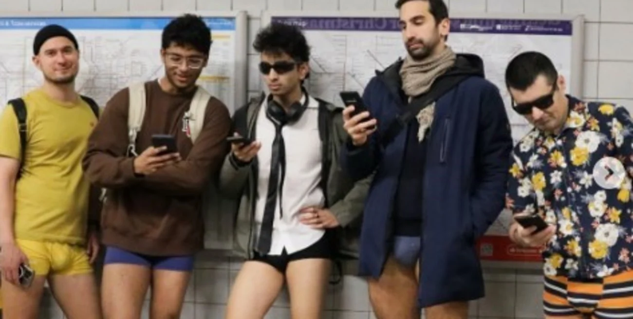 viaje en metro sin pantalones