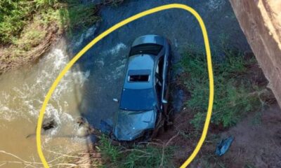 Auto cae en puente de Colinia Independencia. Foto: Radio 1000