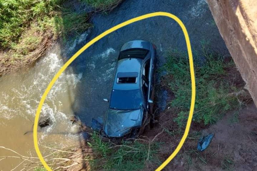 Auto cae en puente de Colinia Independencia. Foto: Radio 1000