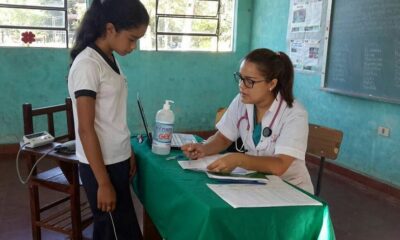 Inspección médica en escuelas. Foto: MSP BS.