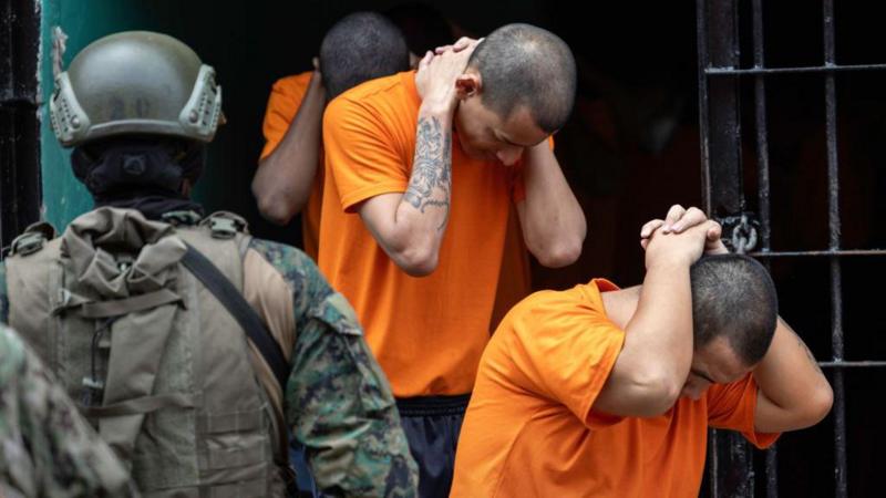 Soldados ecuatorianos vigilan a los reclusos en la Penitenciaría del Litoral, la prisión más grande del país, ubicada en Guayaquil. Foto: BBC.