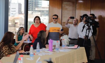 La senadora Kattya González de espalda frente al hombre que ingresó sin identificarse a la sesión de la Comisión Permanente. Foto: Gentileza.