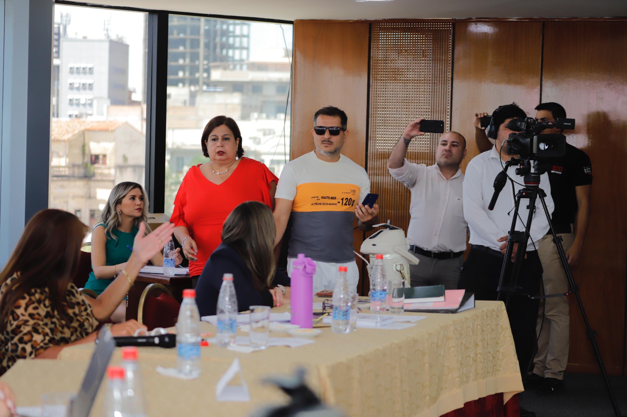 La senadora Kattya González de espalda frente al hombre que ingresó sin identificarse a la sesión de la Comisión Permanente. Foto: Gentileza.