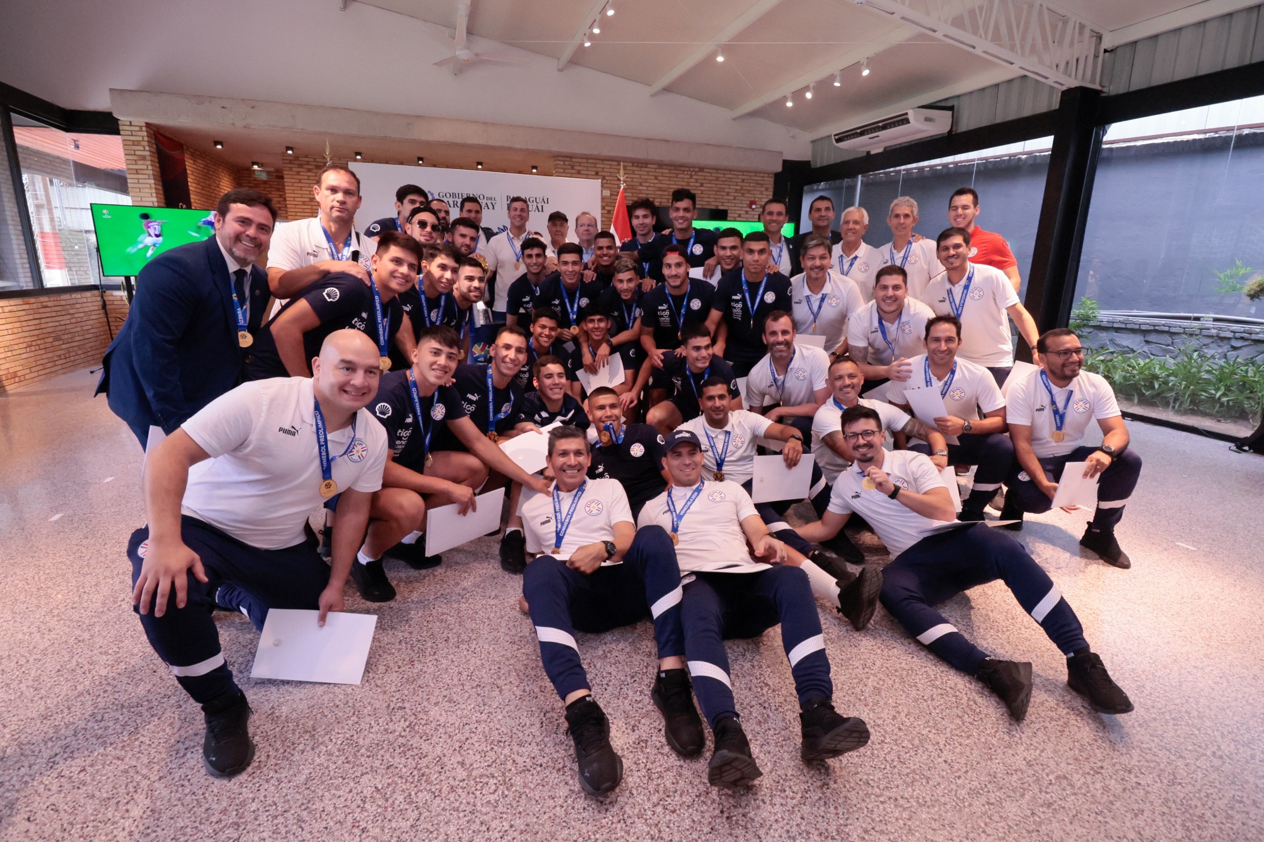 Presidente Santiago Peña con la Selección paraguaya. Foto: Selección paraguaya.