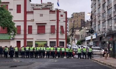 Policías resguardan el Congreso Nacional. Foto: R. 780 AM.