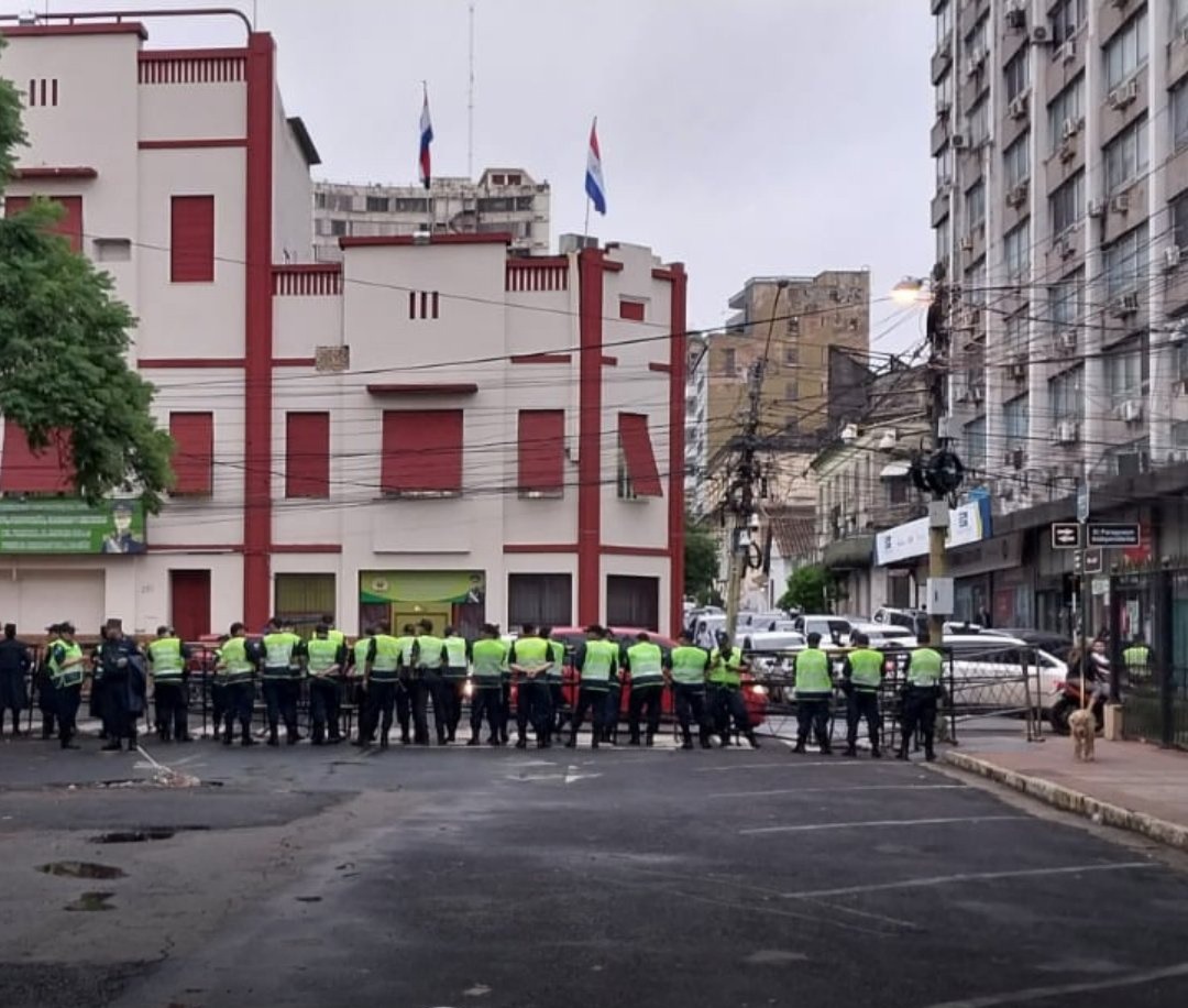 Policías resguardan el Congreso Nacional. Foto: R. 780 AM.