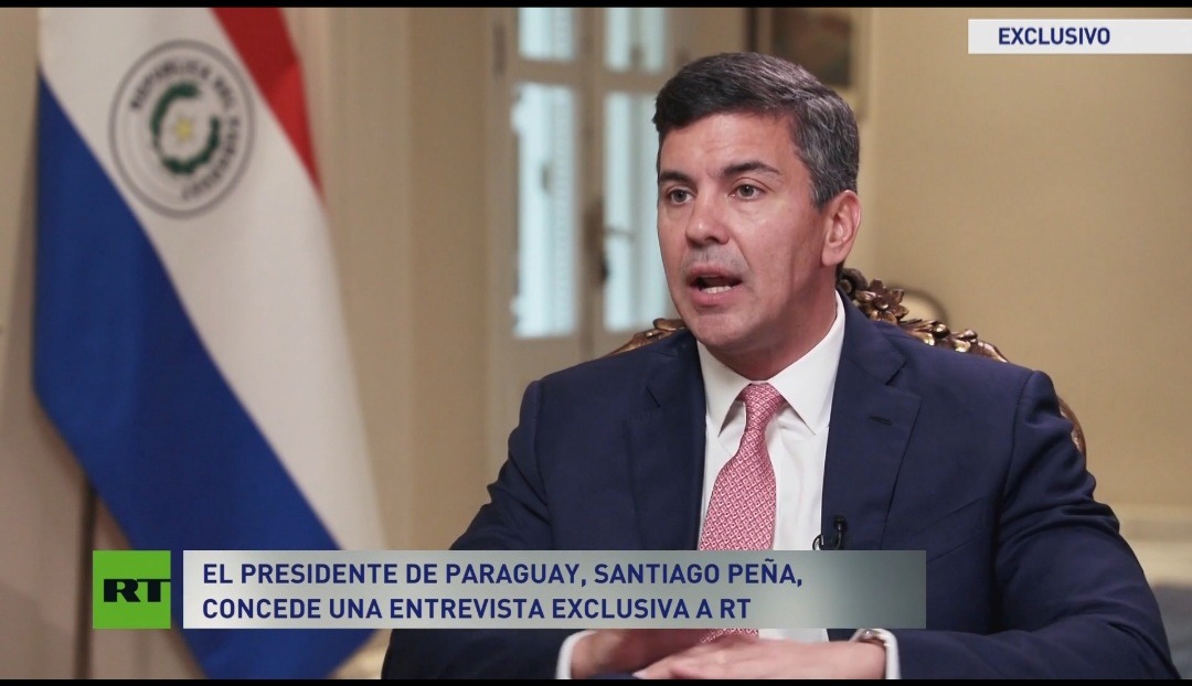 Santiago Peña en entrevista exclusiva con un medio español. Foto: Captura de pantalla.