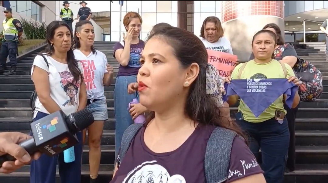 Este grupo de mujeres se movilizaron frente al Congreso Nacional. Foto: Captura de pantalla.