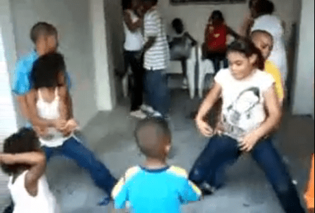 Niños bailando reggeaton. Foto referencial.