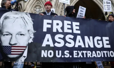 Manifestación delante de los Reales Tribunales de Justicia de Londres a favor de la liberación de Julian Assange. Foto: DW. Archivo.