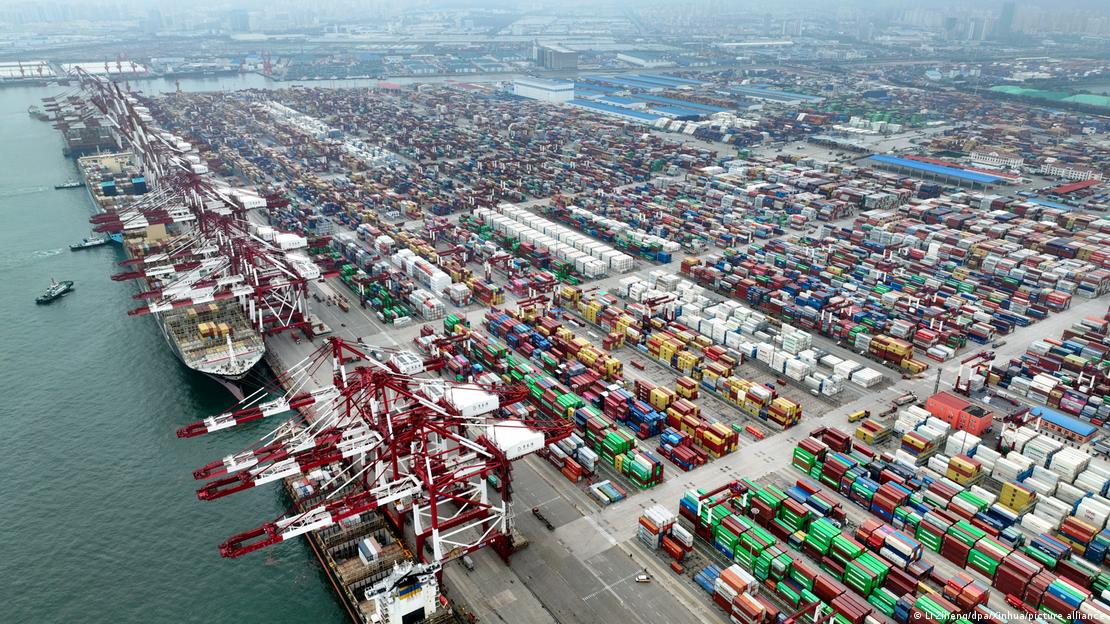 Terminal de contenedores del puerto de Qingdao, en China. Foto: DW.