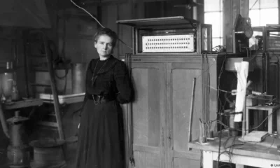 Marie Curie en su laboratorio, en imagen de 1930. Foto: DW.