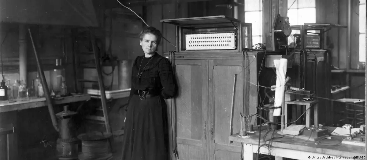 Marie Curie en su laboratorio, en imagen de 1930. Foto: DW.