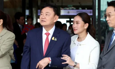 El ex primer ministro tailandés Thaksin Shinawatra (centro) fue fotografiado poco antes de ser arrestado a su regreso al país tras 15 años de exliio, el 22.08.2023. Foto: DW.