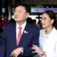 El ex primer ministro tailandés Thaksin Shinawatra (centro) fue fotografiado poco antes de ser arrestado a su regreso al país tras 15 años de exliio, el 22.08.2023. Foto: DW.