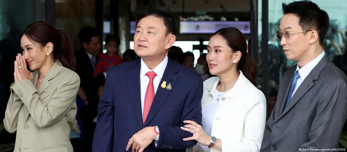 El ex primer ministro tailandés Thaksin Shinawatra (centro) fue fotografiado poco antes de ser arrestado a su regreso al país tras 15 años de exliio, el 22.08.2023. Foto: DW.