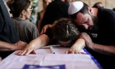 Funeral por las víctimas del ataque al kibutz Beeri durante los ataques terroristas de Hamás del 7 de octubre, los más mortíferos del 2023. Foto: DW.