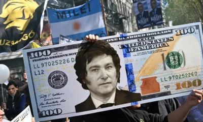 Milei ha propuesto avanzar a un sistema de competencia de monedas, manteniendo el peso argentino, como paso previo a una dolarización de la economía.Imagen: Tobi.