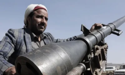 Rebelde hutí, en una parada militar en Yemen, en protesta contra EE. UU. y el Reino Unido. Foto: DW.