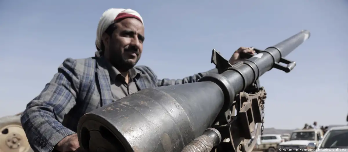 Rebelde hutí, en una parada militar en Yemen, en protesta contra EE. UU. y el Reino Unido. Foto: DW.