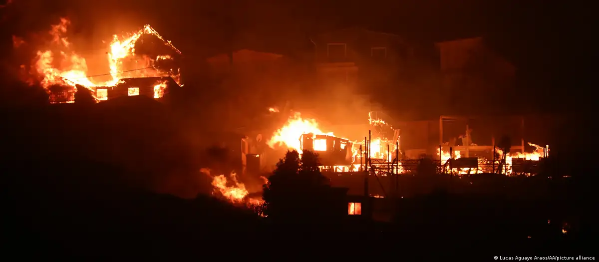 Los incendios en Valparaiso, Chile hacen que los expertos se planteen cómo incluir el ordenamiento urbano en las medidas de prevención o mitigación de incendios. Foto: DW.