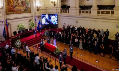 El cuerpo del expresidente fue recibido en Santiago con todos los honores de Estado y luego llevado a la antigua sede del Congreso. Foto:DW