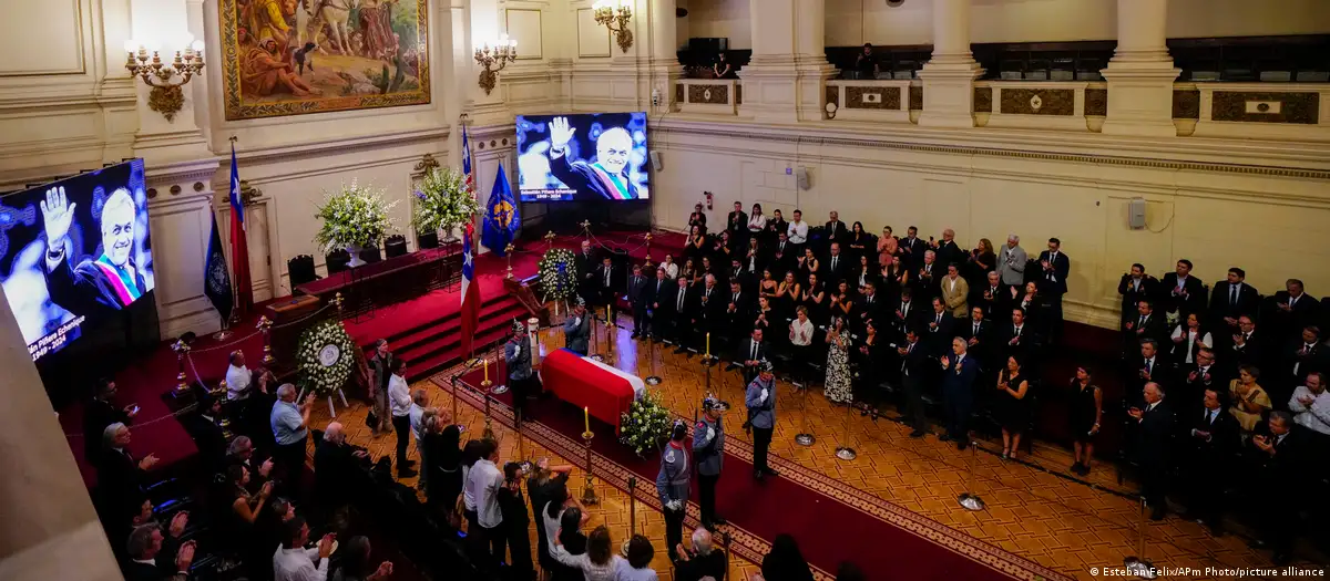 El cuerpo del expresidente fue recibido en Santiago con todos los honores de Estado y luego llevado a la antigua sede del Congreso. Foto:DW