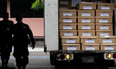 Policía de El Salvador custodiando los votos de las elecciones presidenciales. Foto: DW.